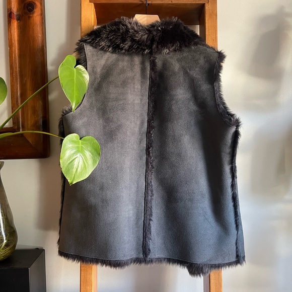 Loft SZ M Dark Grey Reversible Faux Suede and Fur Vest! - Picture 9 of 9
